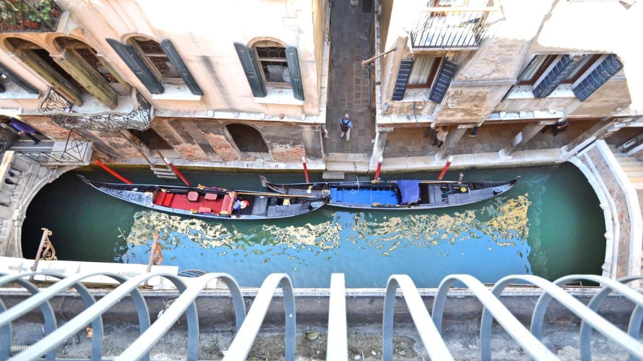 Ai Bareteri Luxury Canal View Veneza Exterior foto